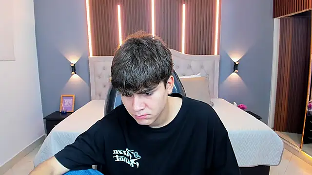 Tommy18   online show from December 4, 2025, 3:49 am