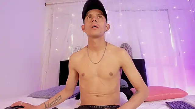 Snapshot of Bonny_and_carrot chatting on November 19, 2025, 7:14 pm Bonny and carrot online show from November 19, 2025, 7:14 pm