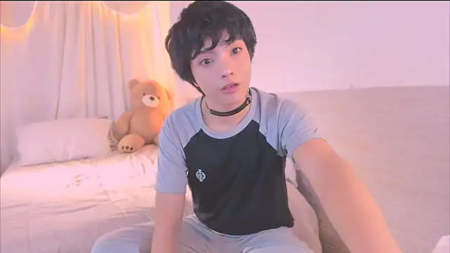 AllanYong18 online show from November 17, 2025, 2:23 pm