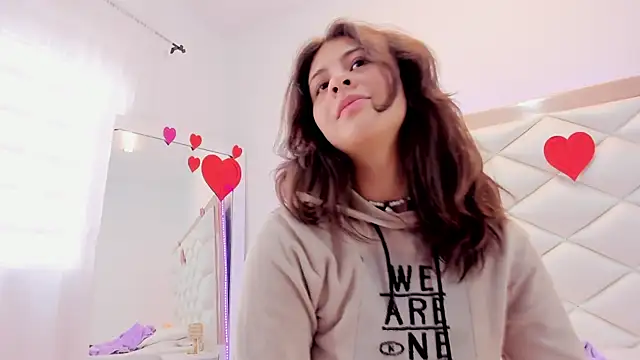 Snapshot of MiaQueen021 chatting on February 14, 2025, 6:40 pm MiaQueen021 online show from February 14, 2025, 6:40 pm