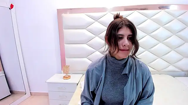 Snapshot of MiaQueen021 chatting on February 20, 2025, 12:25 pm MiaQueen021 online show from February 20, 2025, 12:25 pm