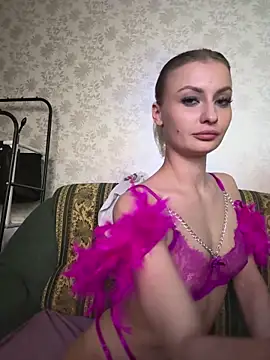 Snapshot of BeatriceXCute chatting on November 12, 2025, 10:52 pm BeatriceXCute online show from November 12, 2025, 10:52 pm