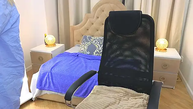 Snapshot of M_I_A_M_I_A chatting on December 15, 2025, 10:30 am M I A M I A online show from December 15, 2025, 10:30 am