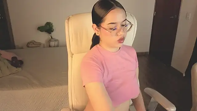 Renaxi Smith online show from November 1, 2025, 8:00 pm