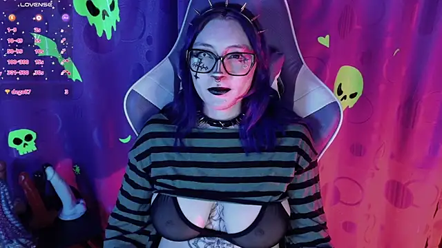 Kimlennox  online show from March 18, 2026, 2:42 pm