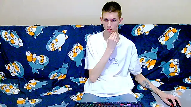 Snapshot of Lester_Broo chatting on November 26, 2025, 8:43 pm Lester Broo online show from November 26, 2025, 8:43 pm