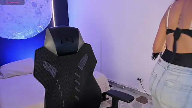 BellaaStorm online show from November 4, 2025, 4:33 am