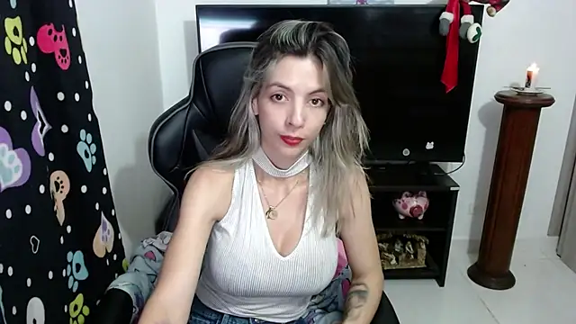 Princezzlove3 online show from January 22, 2025, 11:43 pm