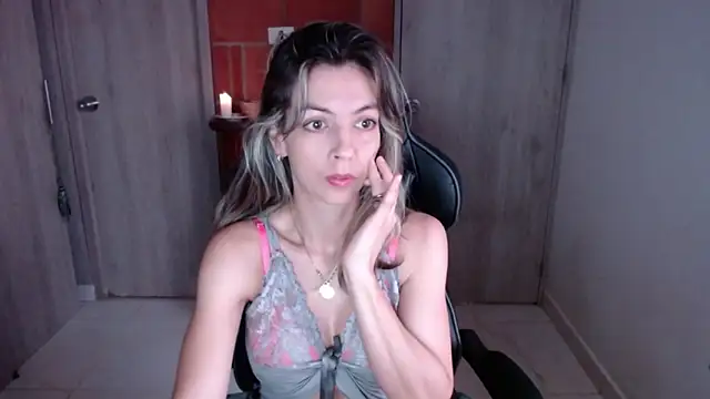 Princezzlove3 online show from February 12, 2025, 12:12 pm