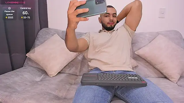 arturguy00 online show from January 19, 2025, 1:10 am