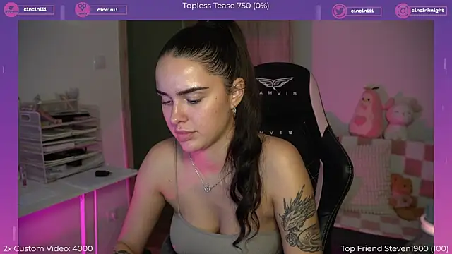 Snapshot of NaomiiMoon chatting on October 1, 2025, 7:09 pm NaomiiMoon online show from October 1, 2025, 7:09 pm