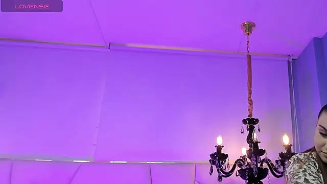 Aitana Hilton  online show from October 8, 2025, 12:03 pm