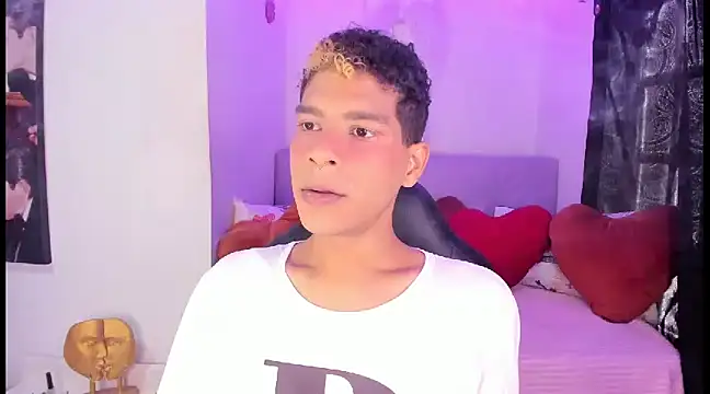 Snapshot of Ethan_Boyy chatting on February 18, 2025, 5:10 pm Ethan Boyy online show from February 18, 2025, 5:10 pm