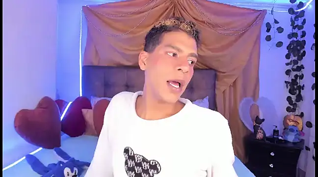 Snapshot of Ethan_Boyy chatting on March 18, 2025, 11:20 pm Ethan Boyy online show from March 18, 2025, 11:20 pm