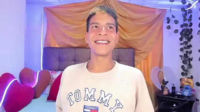 Snapshot of Ethan_Boyy chatting on March 19, 2025, 8:43 pm Ethan Boyy online show from March 19, 2025, 8:43 pm