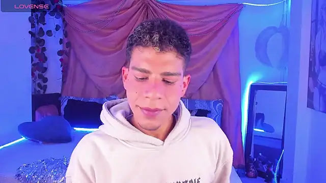 Snapshot of Ethan_Boyy chatting on October 25, 2025, 11:10 pm Ethan Boyy online show from October 25, 2025, 11:10 pm