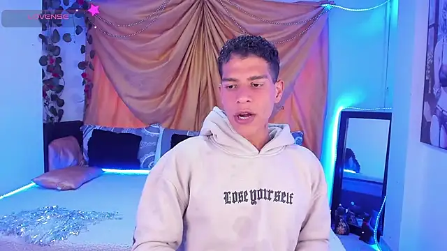 Snapshot of Ethan_Boyy chatting on October 31, 2025, 10:00 pm Ethan Boyy online show from October 31, 2025, 10:00 pm