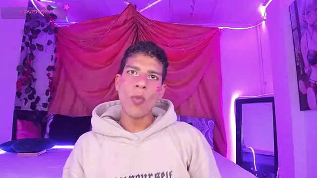 Snapshot of Ethan_Boyy chatting on November 13, 2025, 10:30 pm Ethan Boyy online show from November 13, 2025, 10:30 pm