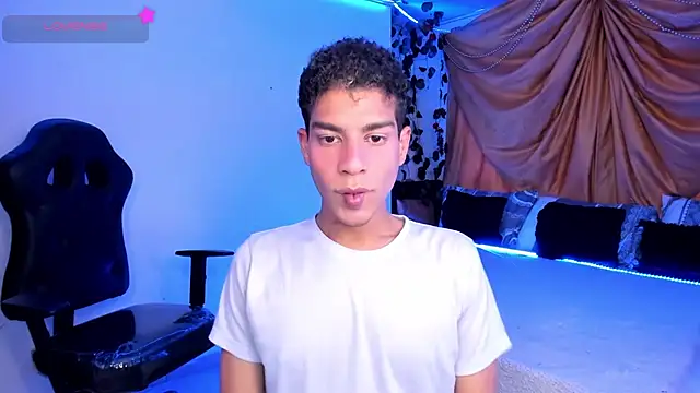 Snapshot of Ethan_Boyy chatting on November 15, 2025, 10:15 pm Ethan Boyy online show from November 15, 2025, 10:15 pm