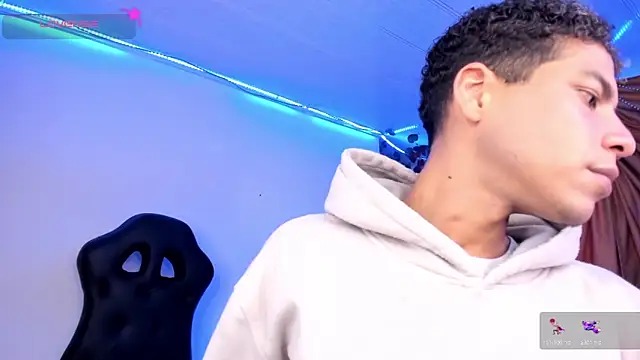 Snapshot of Ethan_Boyy chatting on November 17, 2025, 10:15 pm Ethan Boyy online show from November 17, 2025, 10:15 pm