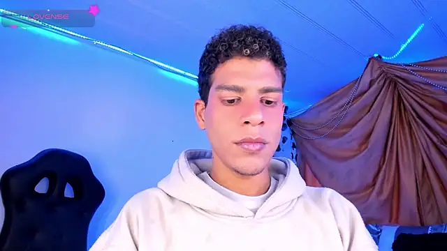 Snapshot of Ethan_Boyy chatting on November 21, 2025, 10:30 pm Ethan Boyy online show from November 21, 2025, 10:30 pm