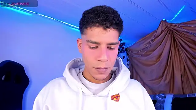 Snapshot of Ethan_Boyy chatting on November 22, 2025, 10:31 pm Ethan Boyy online show from November 22, 2025, 10:31 pm