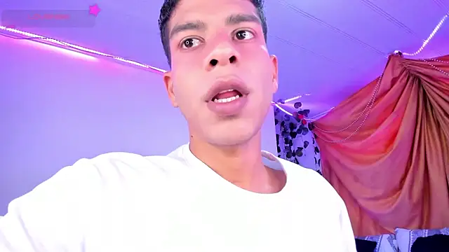 Snapshot of Ethan_Boyy chatting on December 4, 2025, 10:29 pm Ethan Boyy online show from December 4, 2025, 10:29 pm