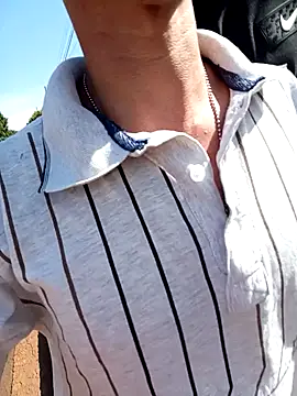 Snapshot of Frdrereeee chatting on November 7, 2025, 6:41 pm Frdrereeee online show from November 7, 2025, 6:41 pm