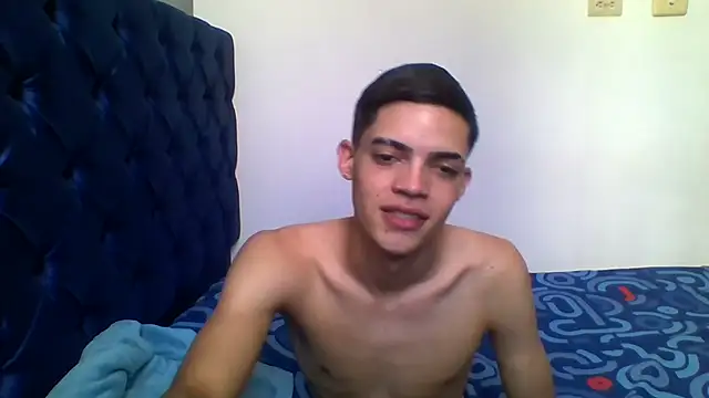 Snapshot of Latinos_2001 chatting on May 5, 2026, 6:38 pm Latinos 2001 online show from May 5, 2026, 6:38 pm