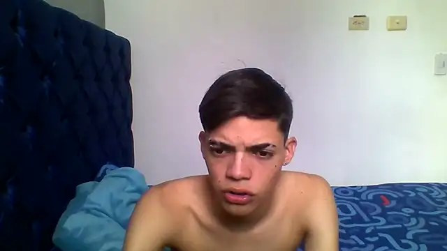 Snapshot of Latinos_2001 chatting on May 6, 2026, 1:49 pm Latinos 2001 online show from May 6, 2026, 1:49 pm
