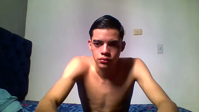 Snapshot of Latinos_2001 chatting on May 13, 2026, 4:59 pm Latinos 2001 online show from May 13, 2026, 4:59 pm