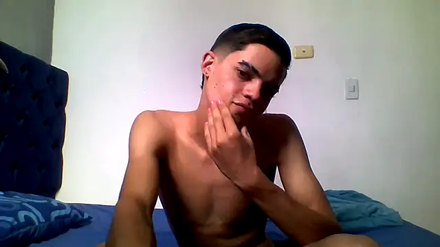 Snapshot of Latinos_2001 chatting on June 15, 2026, 7:27 pm Latinos 2001 online show from June 15, 2026, 7:27 pm