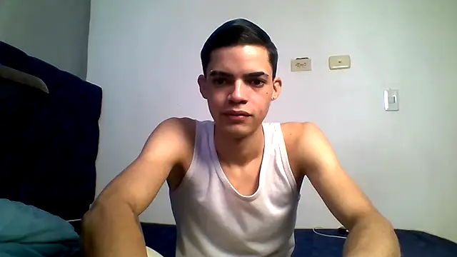 Snapshot of Latinos_2001 chatting on July 4, 2026, 2:45 pm Latinos 2001 online show from July 4, 2026, 2:45 pm