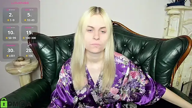 Snapshot of HillEva chatting on November 8, 2025, 8:29 pm HillEva online show from November 8, 2025, 8:29 pm