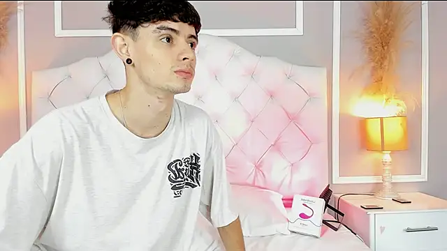 Snapshot of connor_and_angel chatting on February 5, 2025, 4:25 pm connor and angel online show from February 5, 2025, 4:25 pm