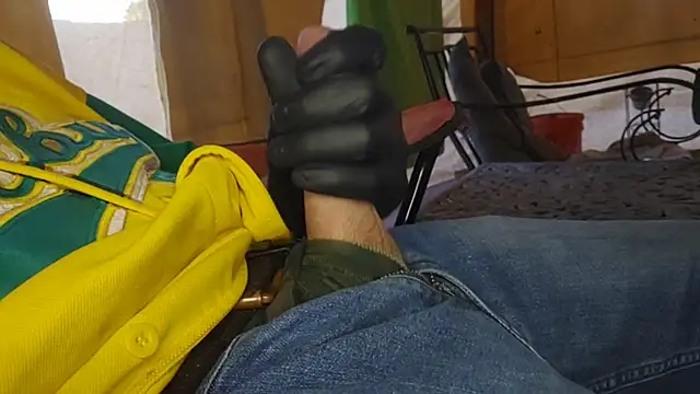 bwcbeat83 online show from December 4, 2025, 11:46 pm