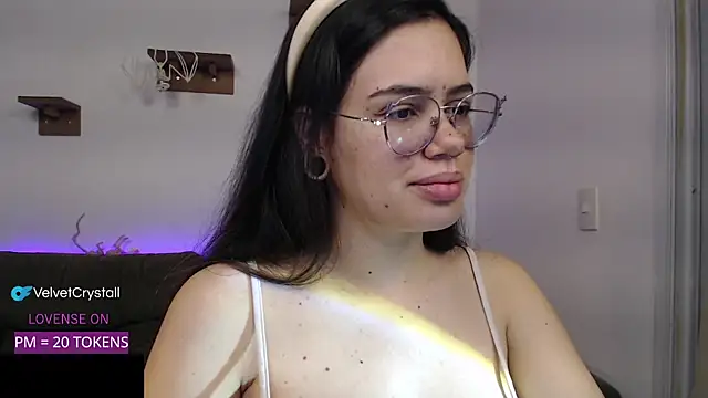 crystalll room online show from October 8, 2025, 7:39 am