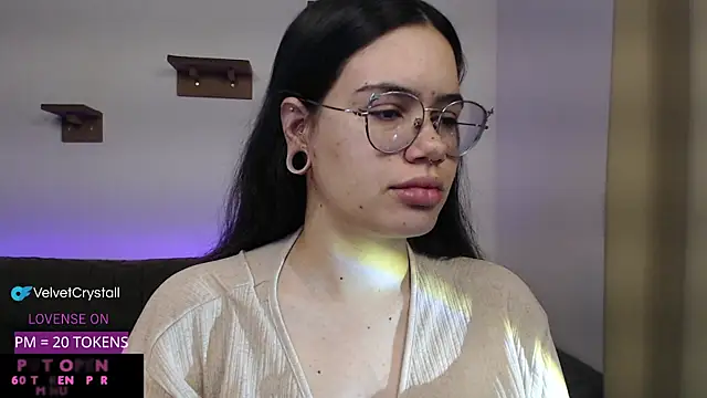 crystalll room online show from November 4, 2025, 7:18 am