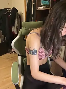 mollyEXD online show from December 18, 2025, 2:12 pm