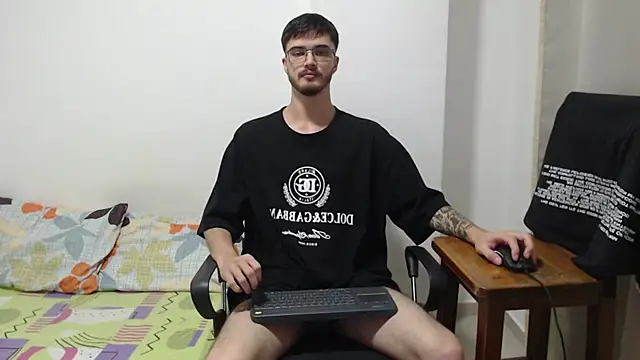 Snapshot of Aleex_Miller chatting on November 16, 2025, 2:06 am Aleex Miller online show from November 16, 2025, 2:06 am