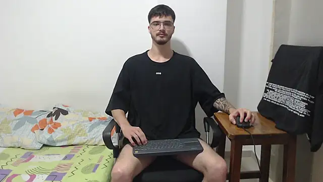 Snapshot of Aleex_Miller chatting on November 17, 2025, 3:34 am Aleex Miller online show from November 17, 2025, 3:34 am