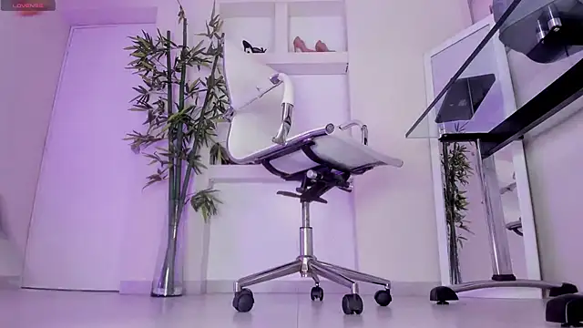 hannah howeell   online show from February 2, 2026, 9:52 am