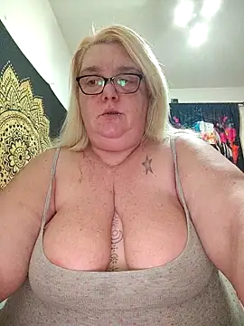 diosacurvy1984 online show from April 4, 2026, 10:07 pm