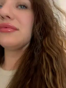 KiraBarlows online show from June 4, 2026, 6:52 am