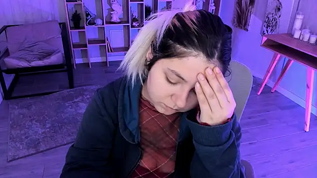 Snapshot of DiaAngell chatting on October 24, 2025, 8:27 pm DiaAngell online show from October 24, 2025, 8:27 pm