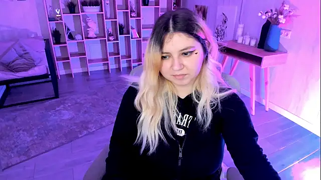 Snapshot of DiaAngell chatting on November 9, 2025, 7:50 am DiaAngell online show from November 9, 2025, 7:50 am