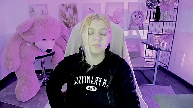 Snapshot of DiaAngell chatting on November 25, 2025, 8:42 pm DiaAngell online show from November 25, 2025, 8:42 pm