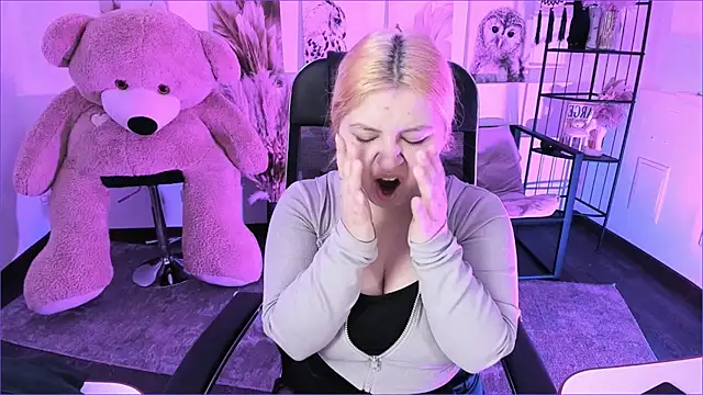 Snapshot of DiaAngell chatting on November 30, 2025, 6:12 pm DiaAngell online show from November 30, 2025, 6:12 pm