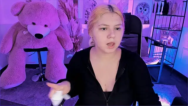 Snapshot of DiaAngell chatting on December 3, 2025, 10:19 pm DiaAngell online show from December 3, 2025, 10:19 pm