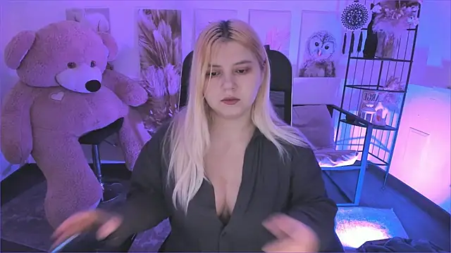 Snapshot of DiaAngell chatting on December 13, 2025, 7:53 pm DiaAngell online show from December 13, 2025, 7:53 pm